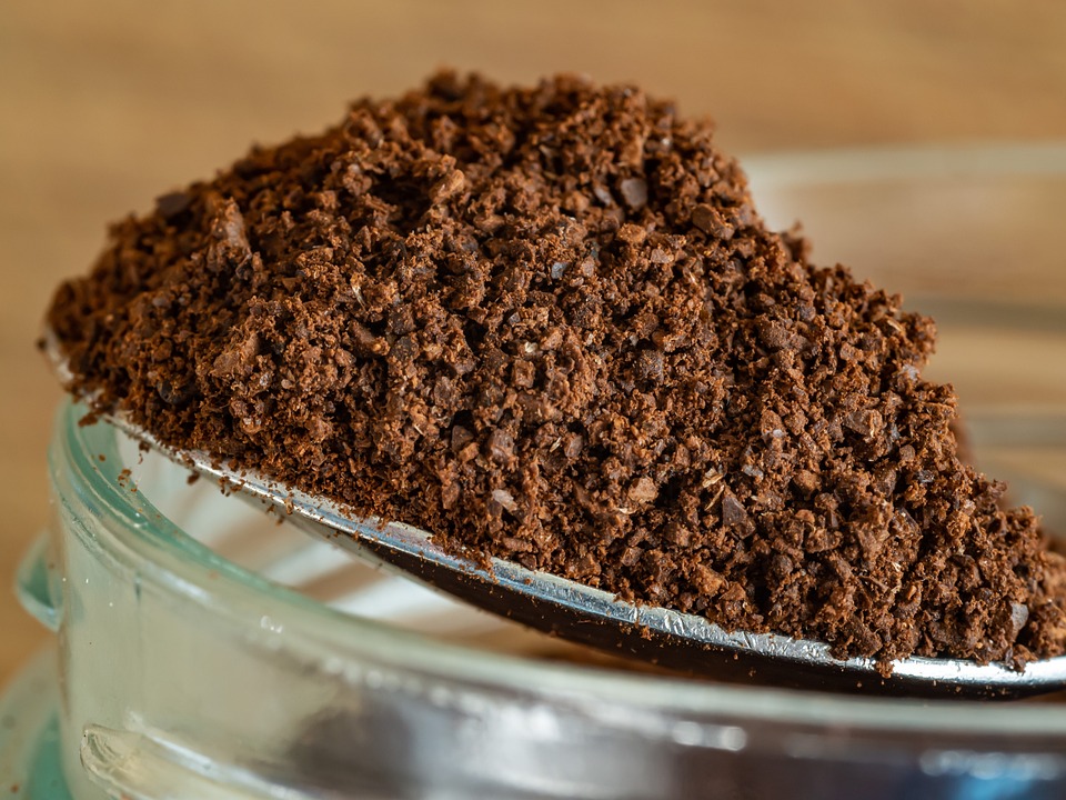 coarse-ground-coffee A closeup of a pile of coarsely-ground coffee on a spoon.